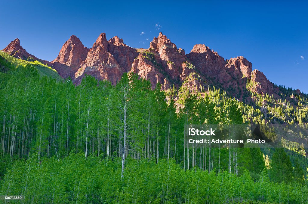 Pittoresque Rock flèches de Maroon Bells, dans le Colorado - Photo de Maroon Bells libre de droits