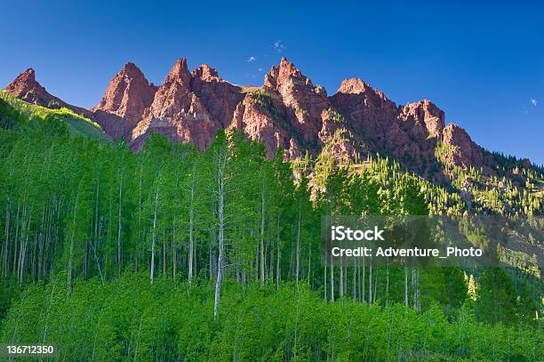 Photo libre de droit de Pittoresque Rock Flèches De Maroon Bells Dans Le Colorado banque d'images et plus d'images libres de droit de Maroon Bells