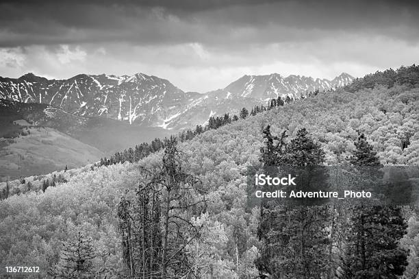 Bianco E Nero Monti Gore Montagne Del Colorado - Fotografie stock e altre immagini di Ambientazione esterna - Ambientazione esterna, Ambientazione tranquilla, Bianco e nero