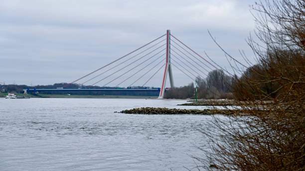 le pont fleher, également connu sous le nom de pont du rhin duesseldorf-flehe - neuss photos et images de collection
