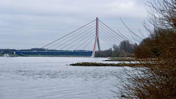 мост флехер, также известный как рейнский мост дюссельдорф-флехе - neuss стоковые фото и изображения