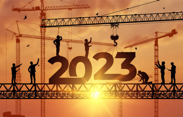 シルエットスタッフは、2023年の新年を迎える準備として働いています。大型建設現場、多くの建設クレーンはベクトル番号2023を設定します。建設チームは、2023年の新年の数字を設定します� - construction site crane construction silhouette点のイラスト素材／クリップアート素材／マンガ素材／アイコン素材