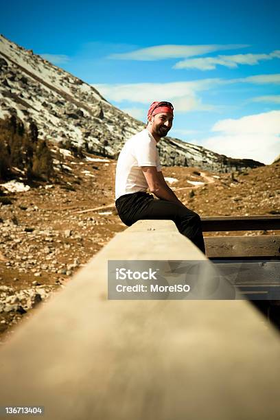 Auténtico Hombre Relajante En Una Valla Paisaje De Los Alpes Foto de stock y más banco de imágenes de Aire libre