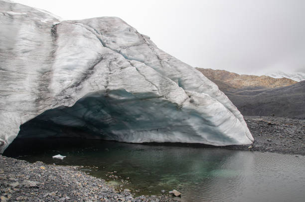 lodowiec pastoruri znajduje się w paśmie górskim andów - mountain peru cordillera blanca mountain range zdjęcia i obrazy z banku zdjęć