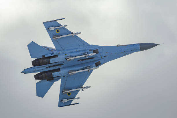 o caça su-27 da força aérea da ucrânia em voo. - fighter plane military airplane air force military - fotografias e filmes do acervo