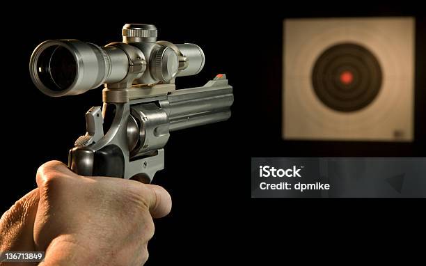 Revólver Magnum 357 Con Alcance Foto de stock y más banco de imágenes de Aferrarse - Aferrarse, Alerta, Apuntar