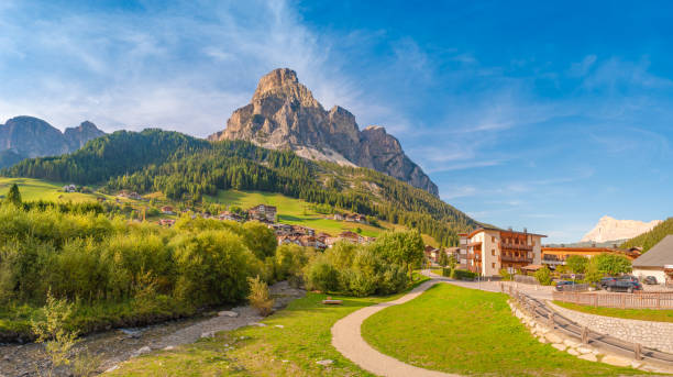 picos mágicos de los dolomitas, bosques y hoteles en el día soleado y el cielo azul, colfosco, corvara, en puez-geisler, parque natural puez-odle, tirol del sur, italia. - corvara fotografías e imágenes de stock