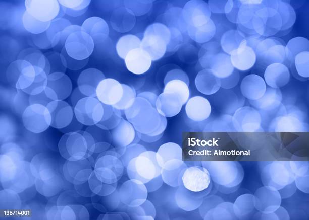 Christmas Lights Und Bokeh Blau Stockfoto und mehr Bilder von Abstrakt - Abstrakt, Beleuchtet, Bildeffekt