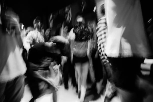 黒の白い夜。 - nightlife popular music concert entertainment crowd ストックフォトと画像