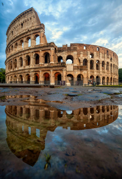 kolosseum morgen in rom, italien. kolosseum ist eine der hauptattraktionen von rom. - flavian amphitheater coliseum rome stock-fotos und bilder