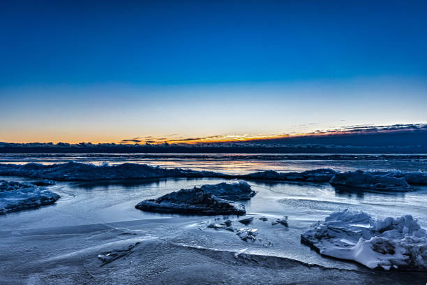 wandern auf eisschwimmer bei sonnenaufgang - pitts stock-fotos und bilder