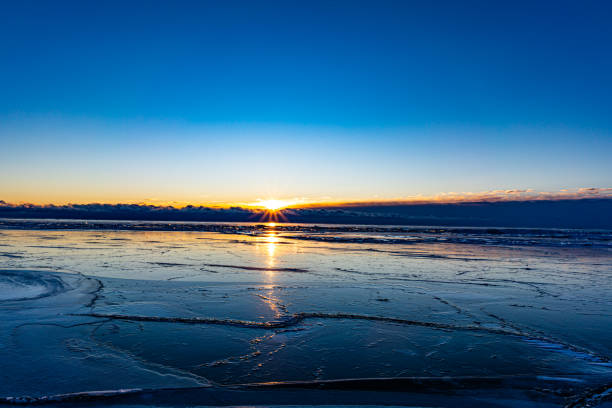 amanecer en el lago huron en flotador de hielo - pitts fotografías e imágenes de stock
