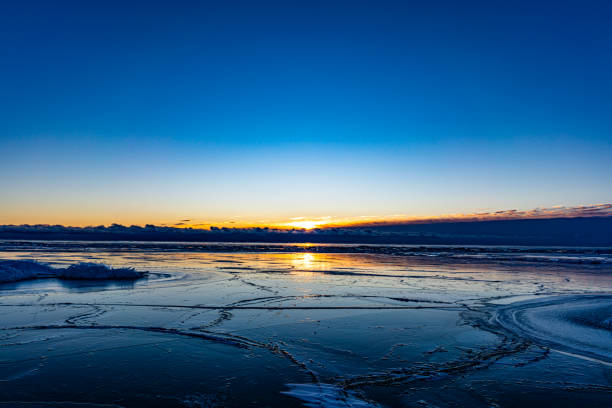 поход на ледяном поплавке во время восхода солнца - pitts стоковые фото и изображения