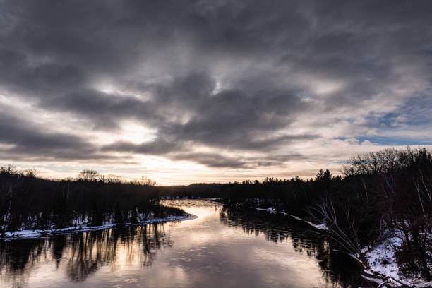 senderismo en el río au sable durante el invierno - pitts fotografías e imágenes de stock