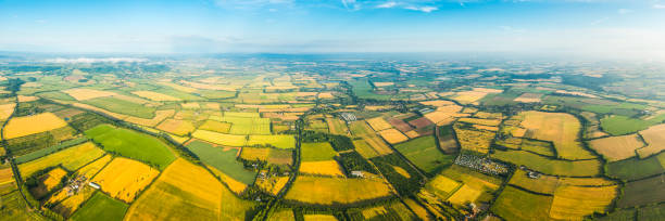 panorama aéreo sobre colcha de patchwork de granjas campos cultivos pastos - uk beauty in nature worcestershire vale of evesham fotografías e imágenes de stock