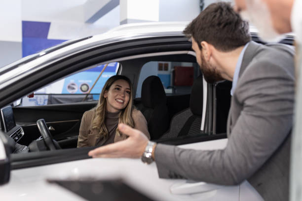 istock Young couple buying a car 1367149915