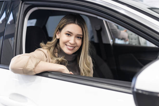 istock Young couple buying a car 1367149934