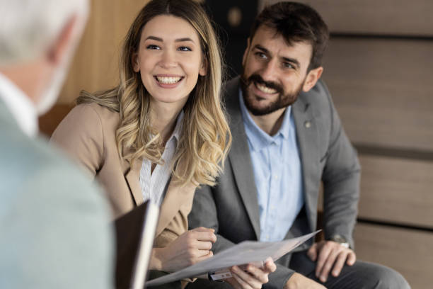 istock Young couple buying a car 1367150442