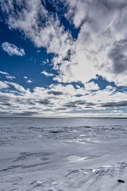 лед над заливом на озере гурон - pitts стоковые фото и изображения