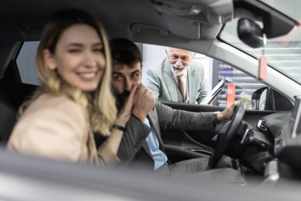 istock Young couple buying a car 1367151236