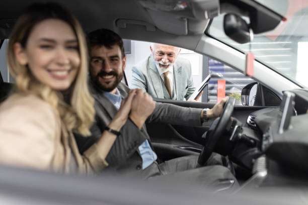 istock Young couple buying a car 1367151253