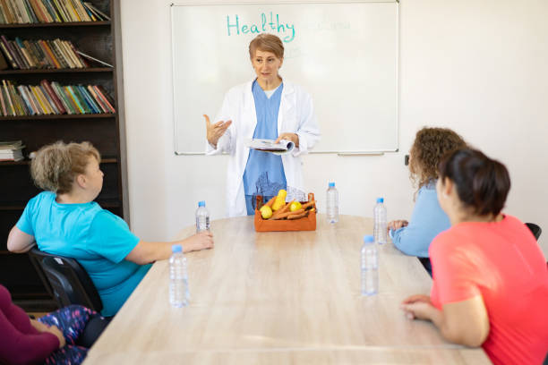 nutricionista ensinando sobre alimentação saudável e exercícios - teen obesity - fotografias e filmes do acervo