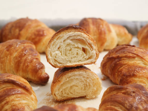 gotowane tradycyjne francuskie rogaliki maślane - food and drink croissant french culture bakery zdjęcia i obrazy z banku zdjęć