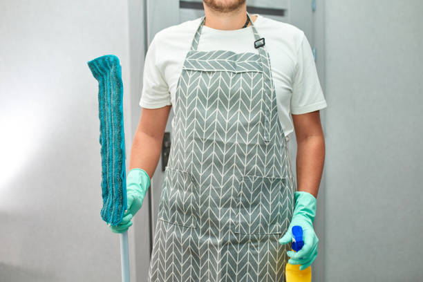 homem barbudo em luvas com material de limpeza, esfregão, garrafa de spray desinfetante na mão - sweeping cleaning e mail clean - fotografias e filmes do acervo