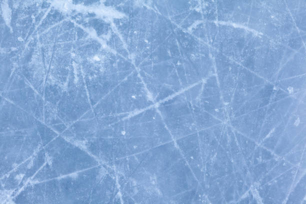 puste lodowisko ze śladami łyżwy po sesji plenerowej. - ice skating ice skate ice hockey ice zdjęcia i obrazy z banku zdjęć