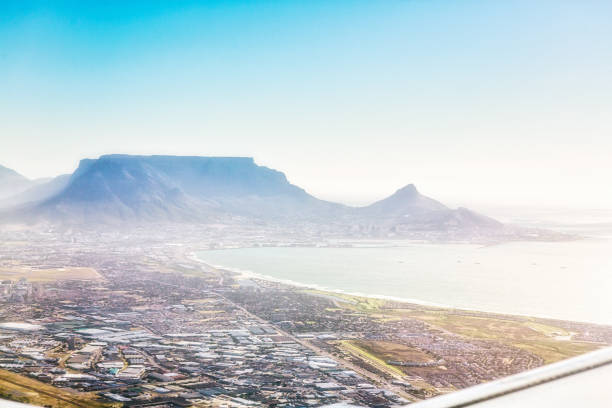 table mountain sobe atrás da cidade da cidade do cabo, áfrica do sul, em condições nebulosas ao crepúsculo neste tiro aéreo - smog city pollution town - fotografias e filmes do acervo