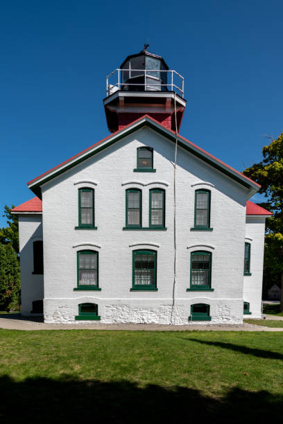 grand traverse lighthouse construído pelo serviço de farol dos eua em 1858, península de leelanau, michigan. - leelanau peninsula - fotografias e filmes do acervo