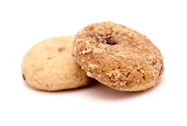 mini biscotti rotondi con gocce di cioccolato isolati - phenethylamine foto e immagini stock