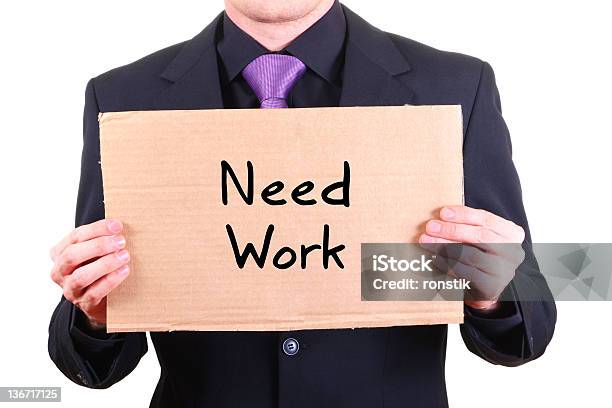 Безработные Бизнесмен С Cardboard Sign Должны Работать — стоковые фотографии и другие картинки Афиша
