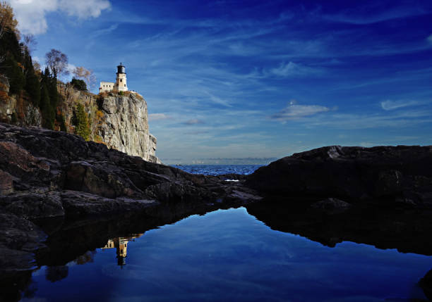 split rock lighthouse on the minnesota north shore of lake superior near duluth and two harbors (foreground is sharp) - split rock lighthouse state park stockfoto's en -beelden