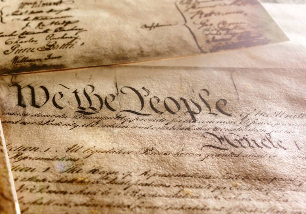 la constitución de los estados unidos, con el texto y las firmas de we the people - founding fathers fotografías e imágenes de stock