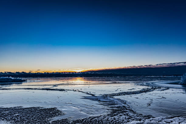 походы по льду во время восхода солнца - pitts стоковые фото и изображения
