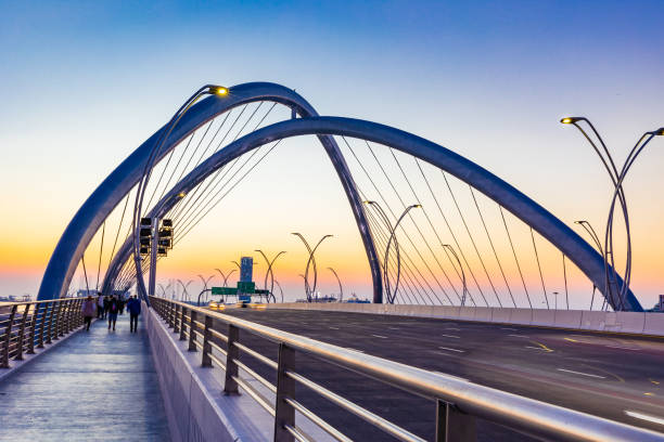 piękne ujęcie infinity bridge w dubaju w zjednoczonych emiratach arabskich. infinity bridge, najnowszy cud architektury, otwarty dla ruchu publicznego w dubaju 16 stycznia 2022 r. - night cityscape dubai long exposure zdjęcia i obrazy z banku zdjęć