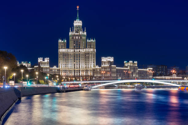 vista del brillante río moscú, el edificio de gran altura de stalin en el terraplén kotelnicheskaya - kotelnicheskaya fotografías e imágenes de stock