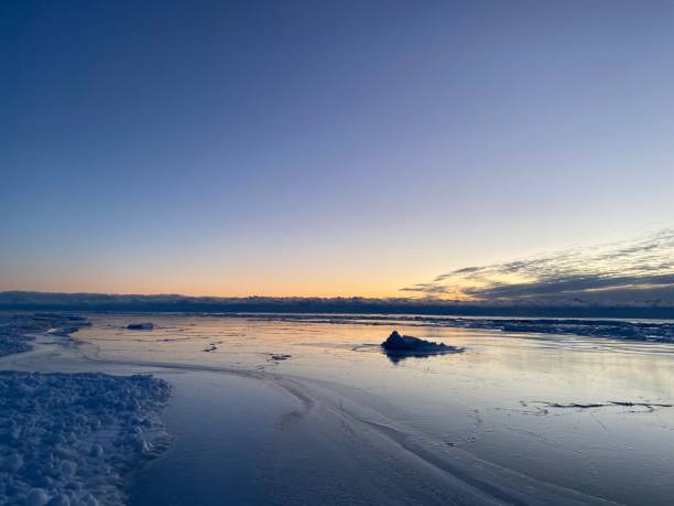 sonnenaufgang mit blick auf den eisschild auf dem eisberg - pitts stock-fotos und bilder