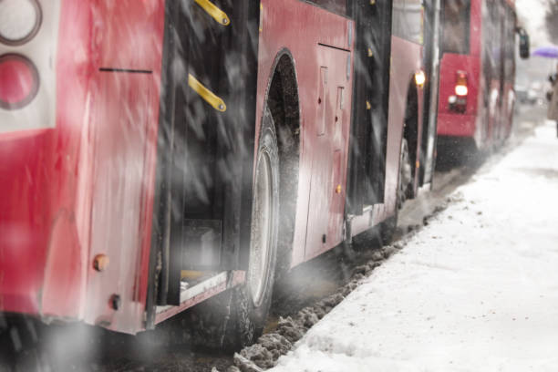 autobús de transporte público en calles nevadas en condiciones invernales. - public transportation winter bus front view fotografías e imágenes de stock