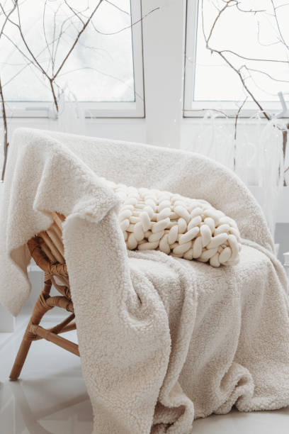 chunky knit weißes kissen - wool blanket stock-fotos und bilder