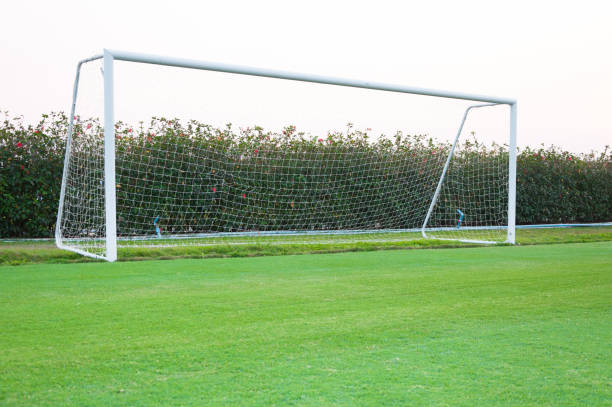 gol disparado desde la esquina en la parte delantera, campo de fútbol, postes de gol de fútbol amateur vacíos y redes - fiveaside fotografías e imágenes de stock