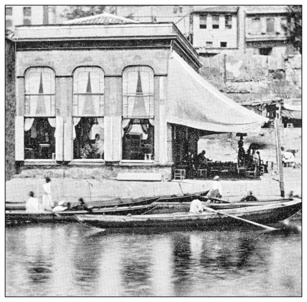 콘스탄티노플 (이스탄불)의 골동품 여행 사진 : 골든 혼에 카페 - architecture built structure people in the background nautical vessel stock illustrations