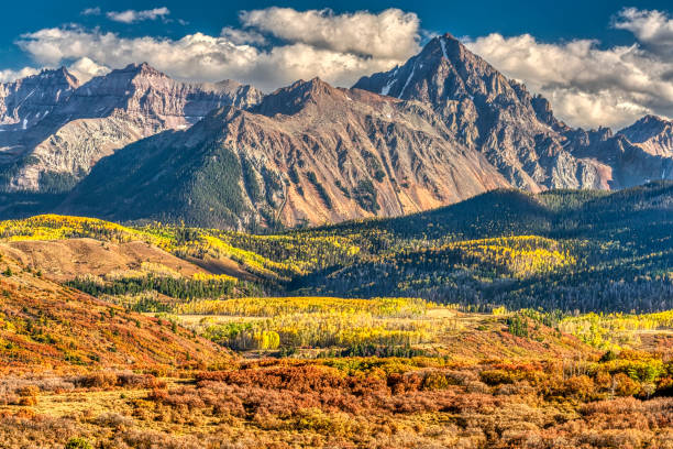 サン・ファンのオーラムン - western usa mountain peak landscape farm ストックフォトと画像