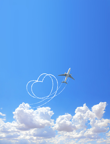 El fondo de la naturaleza vertical con aviones dibuja un corazón en el cielo. Ruta de vuelo de la aeronave en forma de corazón photo
