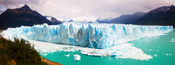 東南アルゼンチンのペリトモレノ氷河のパノラマ - argentine glaciers national park ストックフォトと画像