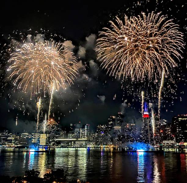 fogos de artifício no rio east - rio east - fotografias e filmes do acervo