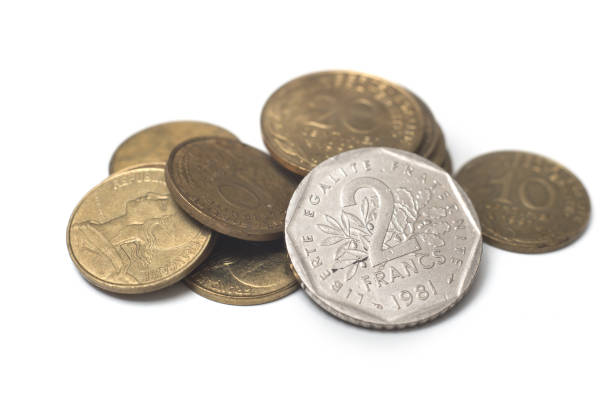 monedas francesas vintage sobre fondo blanco - french silver coin fotografías e imágenes de stock