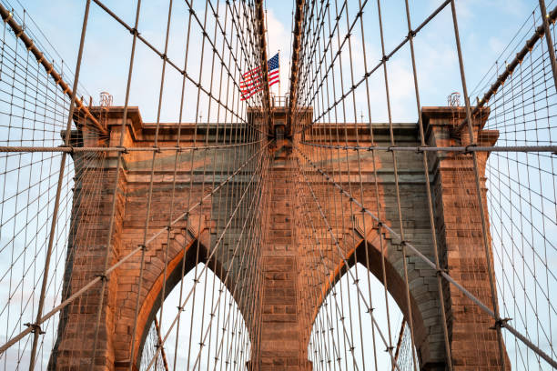 monumental arch of brooklyn bridge in new york - brooklyn imagens e fotografias de stock