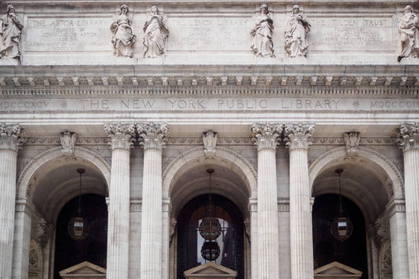 façade de la monumentale new york library - statue apple roman sculpture photos et images de collection